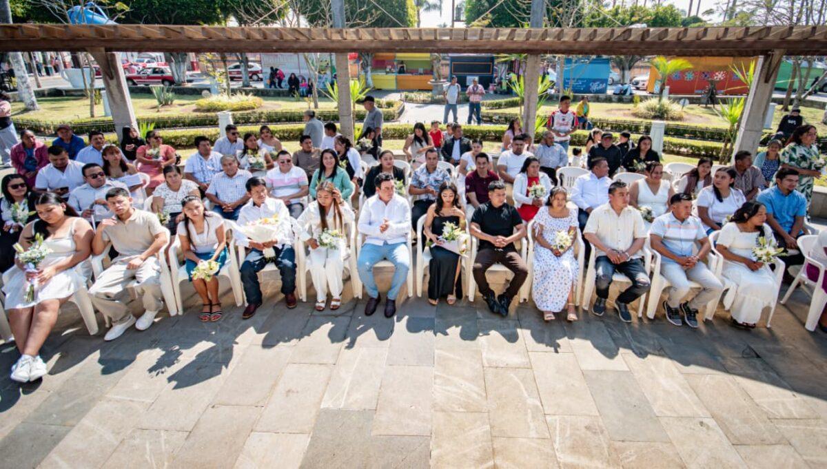 UNEN A 27 PAREJAS EN IXHUATLÁN CAFÉ