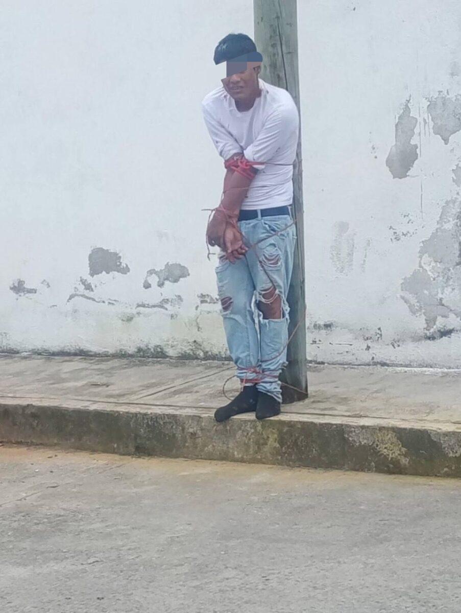 Hacen justicia por su propia mano en Villa Independencia; amarran a presunto ladrón a un poste.