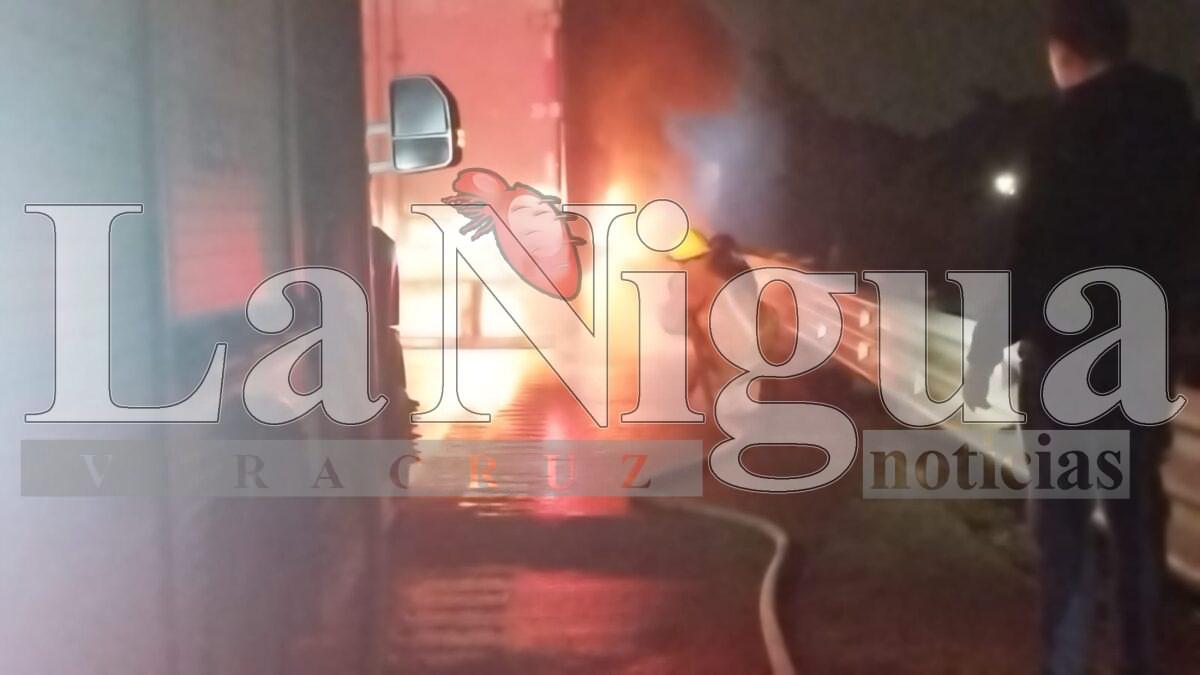 Caja seca de tráiler estuvo a punto de incendiarse en la autopista Orizaba–Córdoba