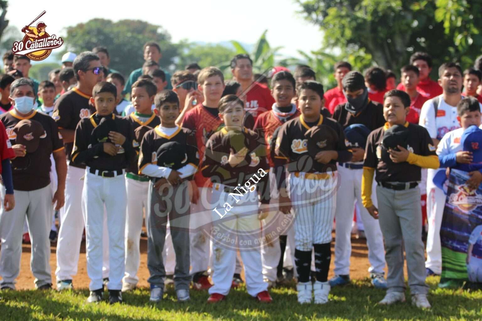 Rotundo éxito el béisbol del 50 Aniversario de Cafeteros 72