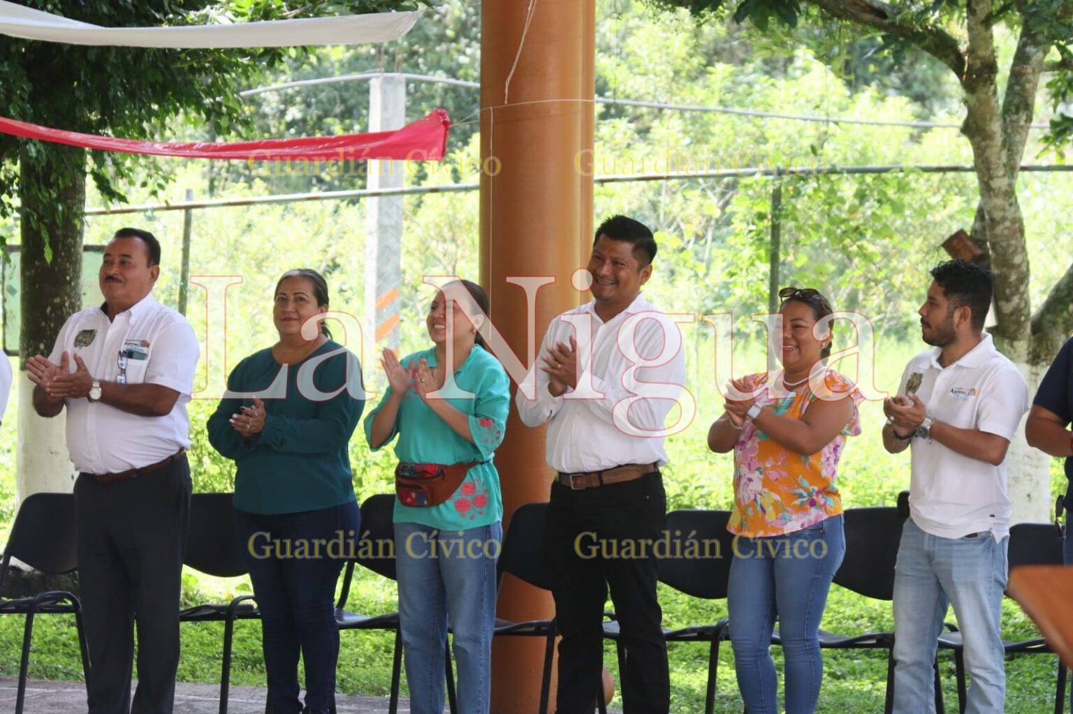 Entrega alcalde Carlos Ventura de la Paz cisterna a alumnos de Telebachillerato de Manzanillo