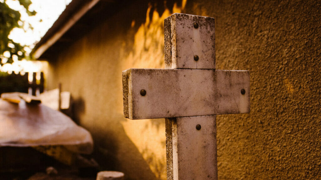 “No sabemos dónde está mi padre”: Acusan a funeraria de enterrar el cuerpo equivocado y la demandan por 85 millones de dólares