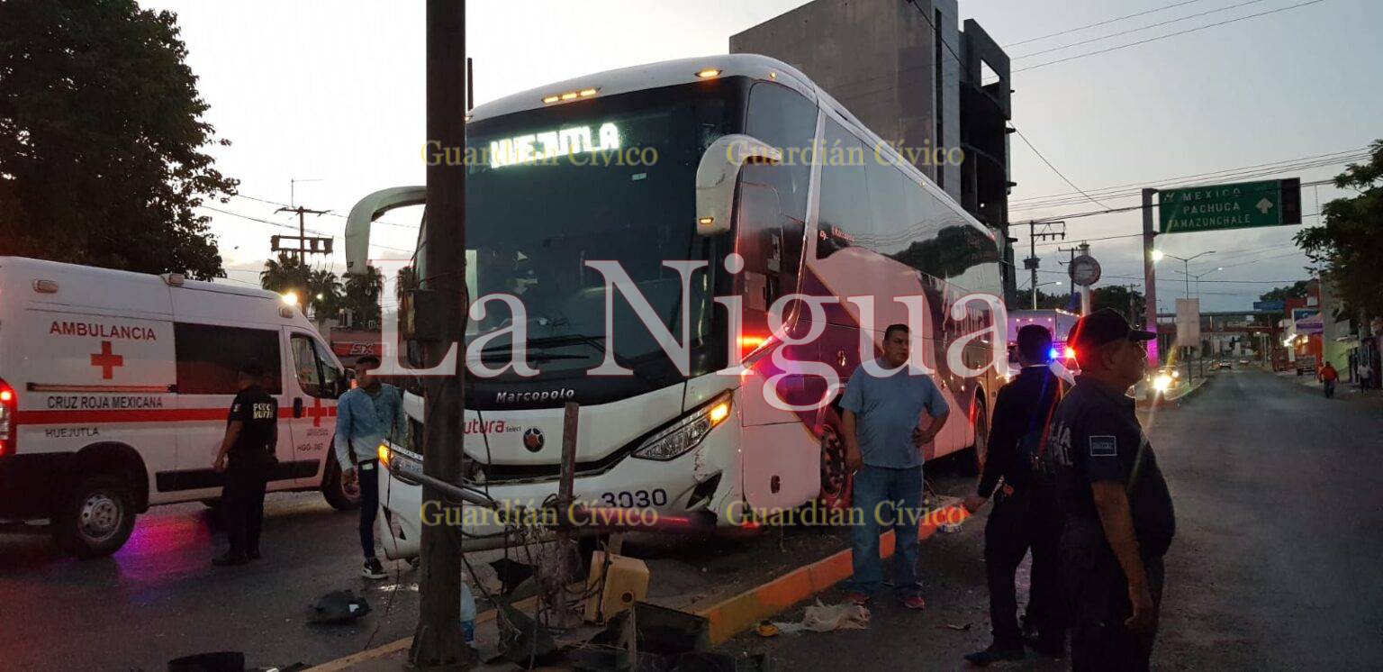 Autobús embiste contra imprudente en Jetta