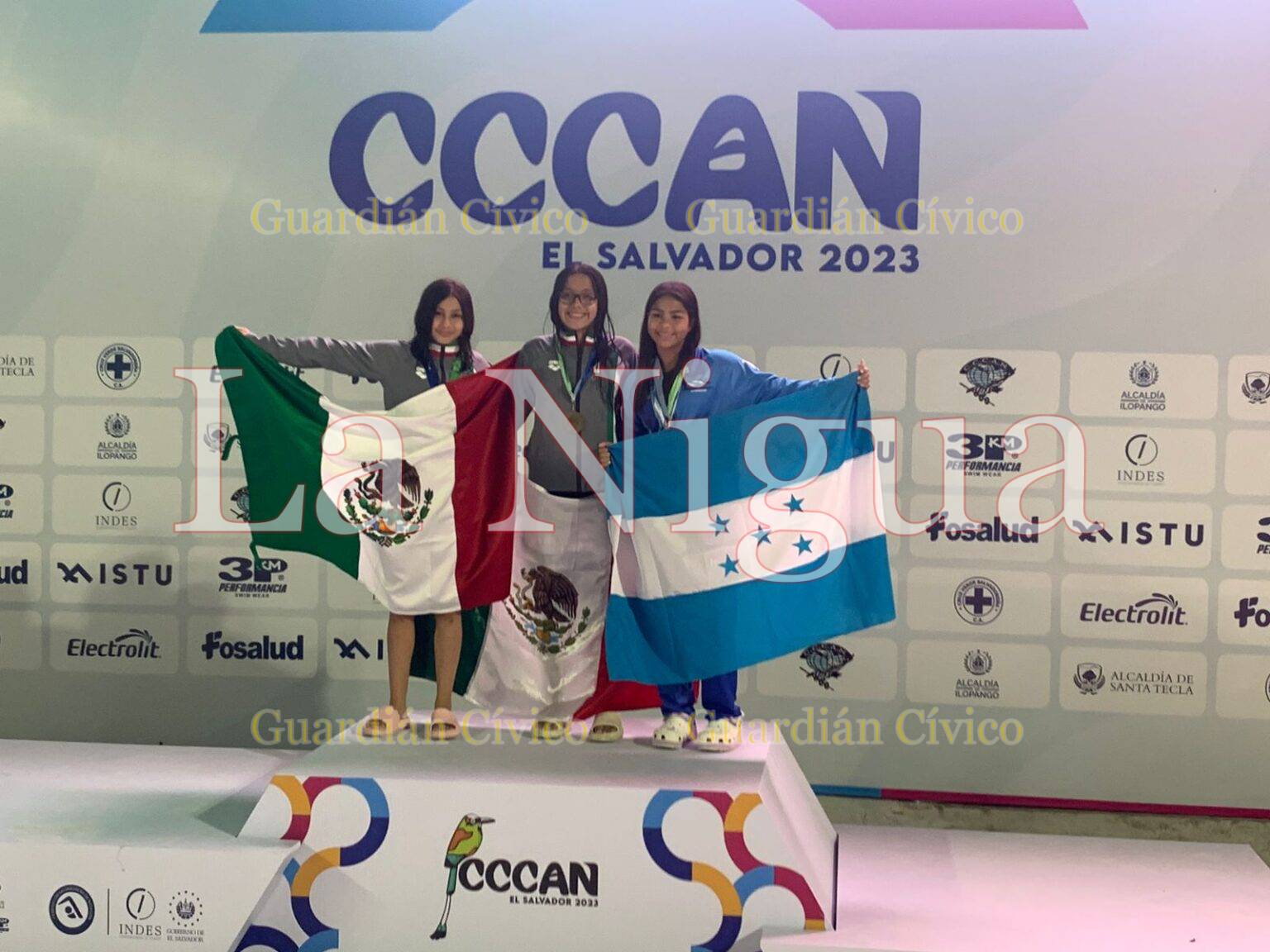 Cinco oros para nadadoras veracruzanas en el CCCAN