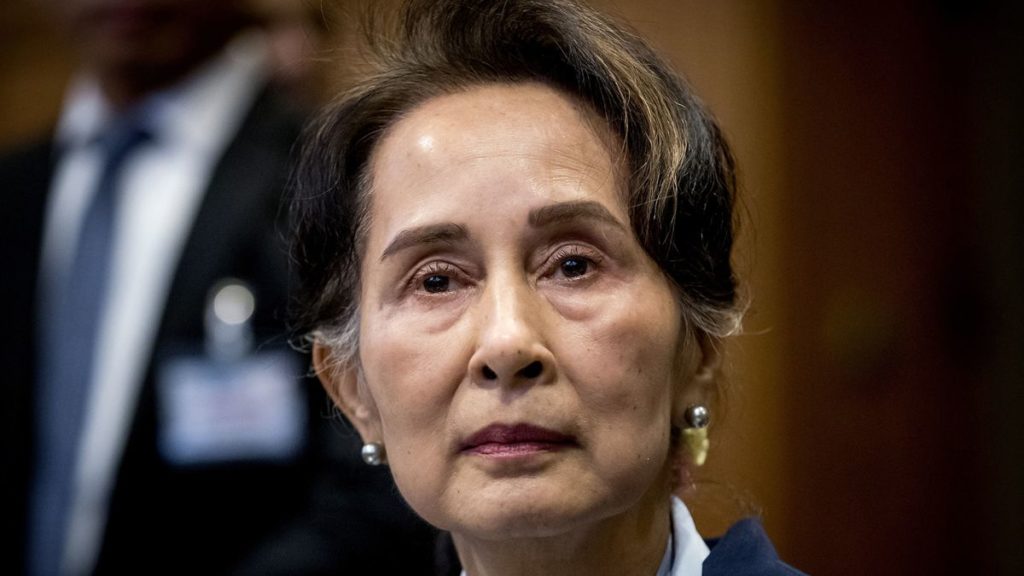 Condenan a Aung San Suu Kyi en Myanmar a cuatro años de prisión, pero se la reducen a dos