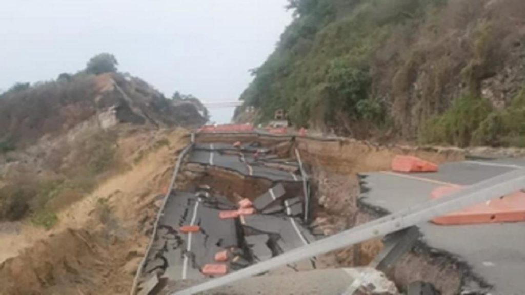 Colapsa tramo de la autopista Siglo XXI en Michoacán