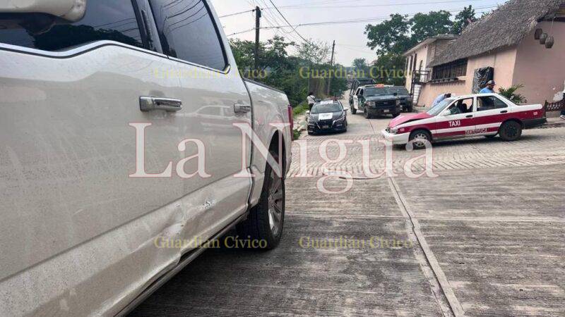 Choque entre taxi y camioneta deja sólo daños materiales