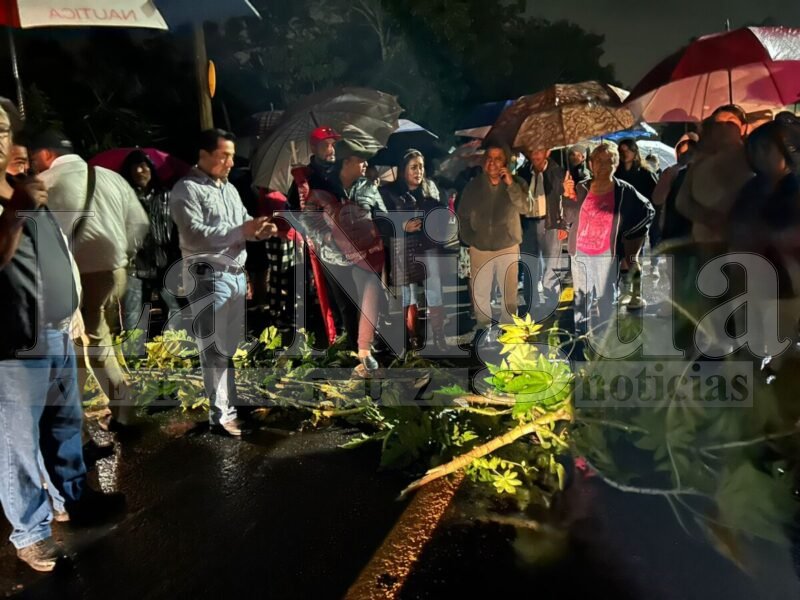 Protesta Fortín por cierre del paso de agua de Tetla, bloquean la carretera para que intervegna del estado