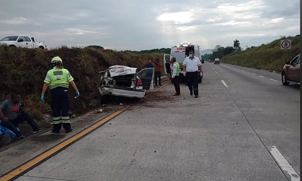 Vuelca auto: 3 lesionados