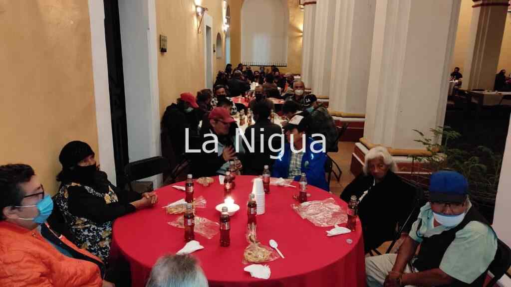 Personas necesitadas y en situación de calle tienen cena navideña