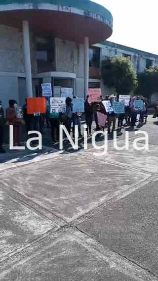 Se manifiestan afuera del penal La Toma