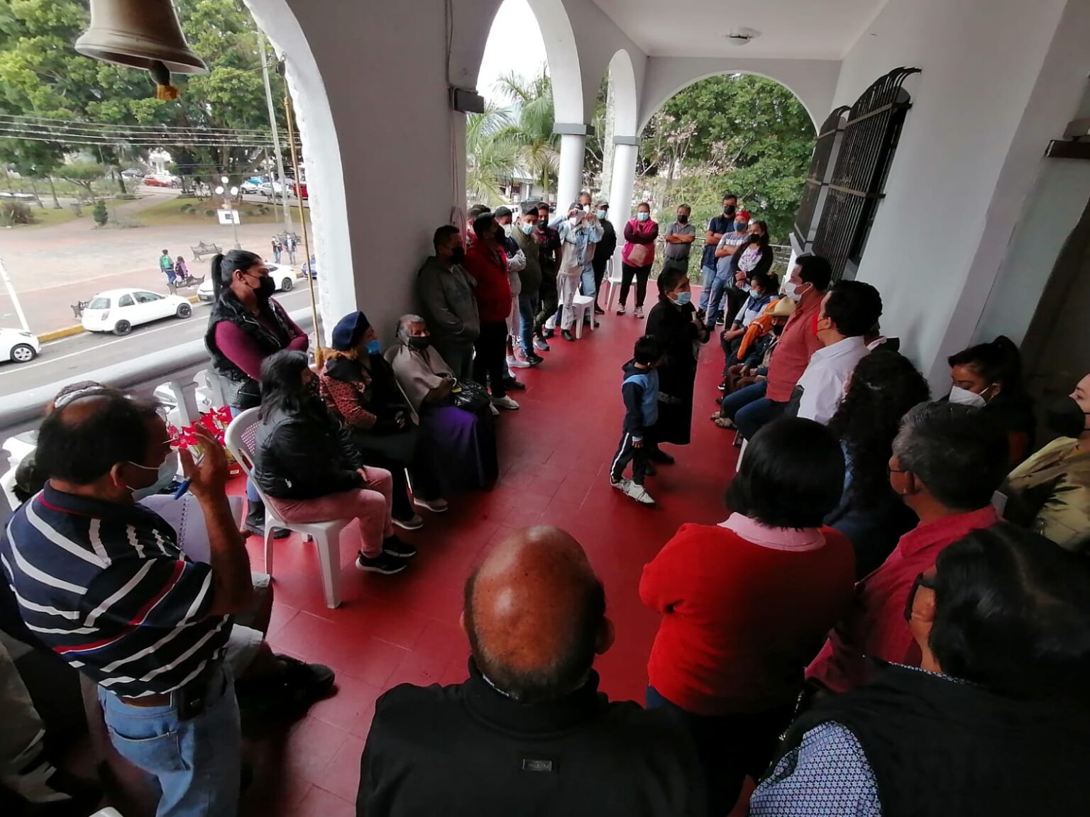 Acuerdan comerciantes y autoridades trabajar en ordenamiento comercial y vial.
