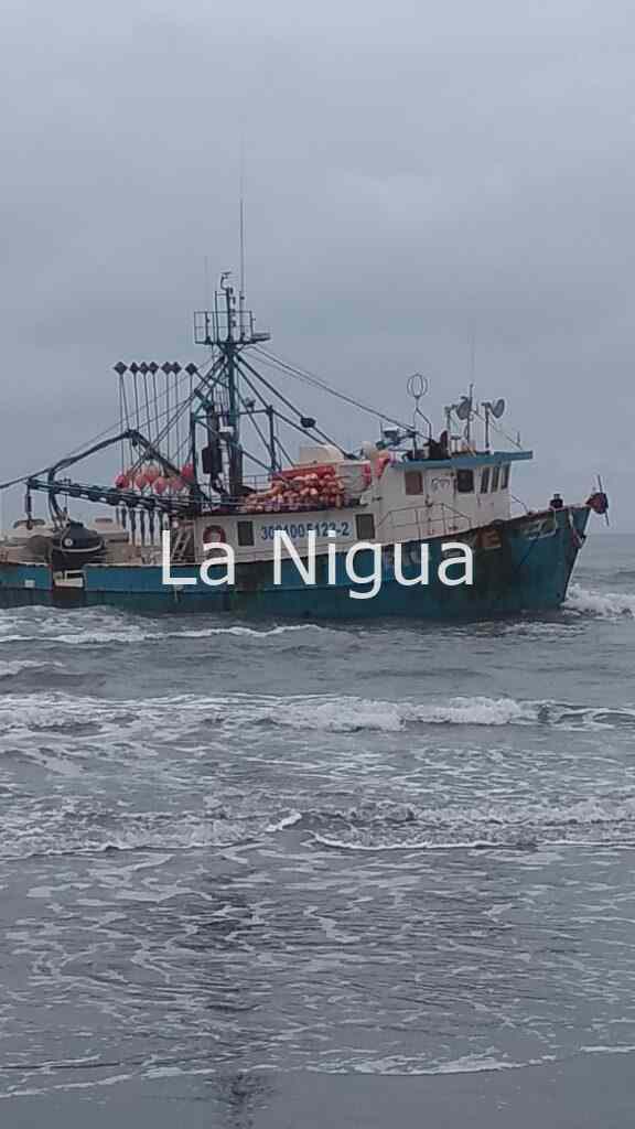 Encalla barco atunero entre costas de Papantla y Tecolutla