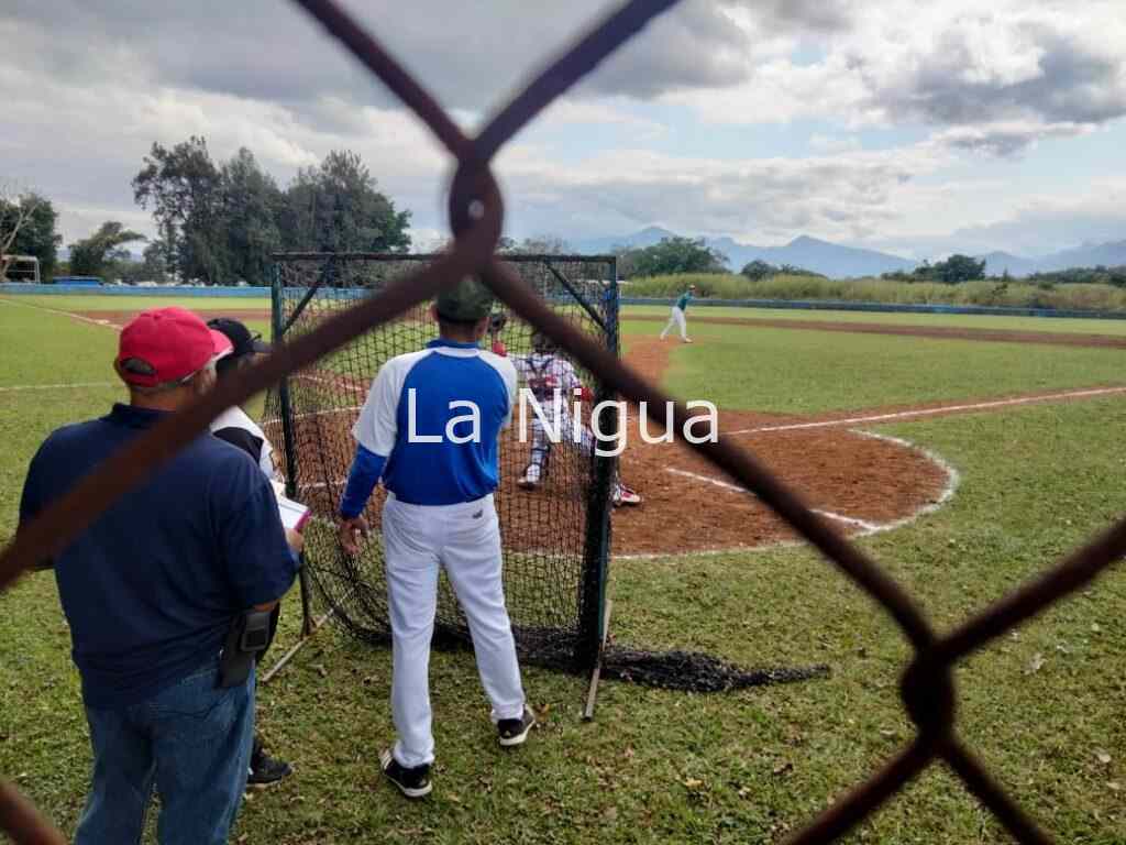 La visoria del beisbol va, en la 30 o bajo techo, éste domingo