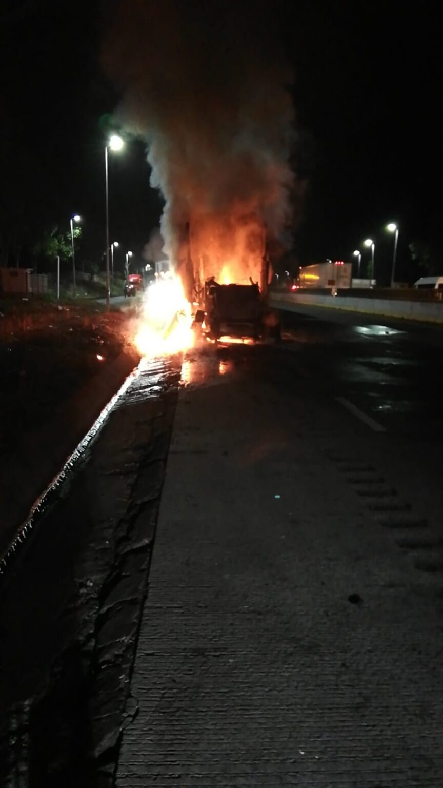 Se incendia tráiler