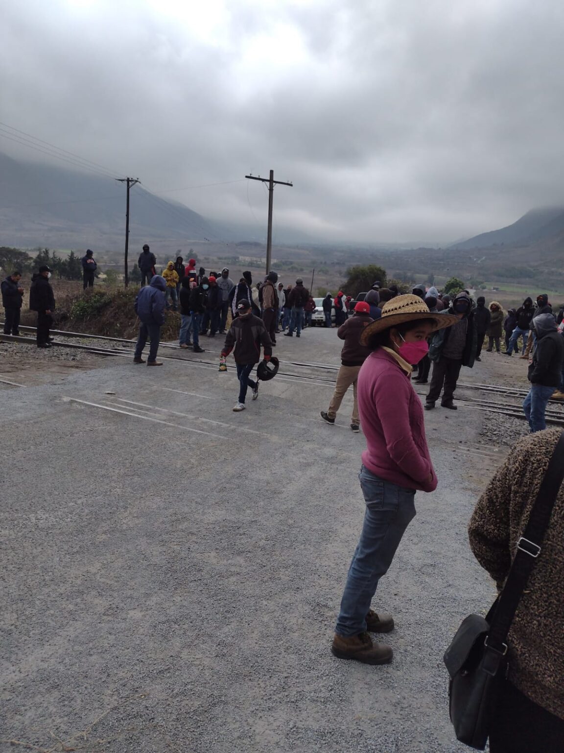 Pobladores de Acultzingo bloquean vías del Ferrocarril.