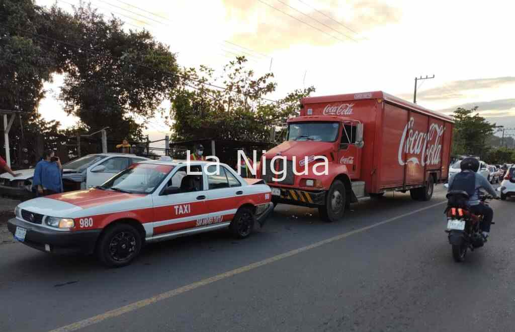 Camión repartidor de Coca Cola impacta a taxi