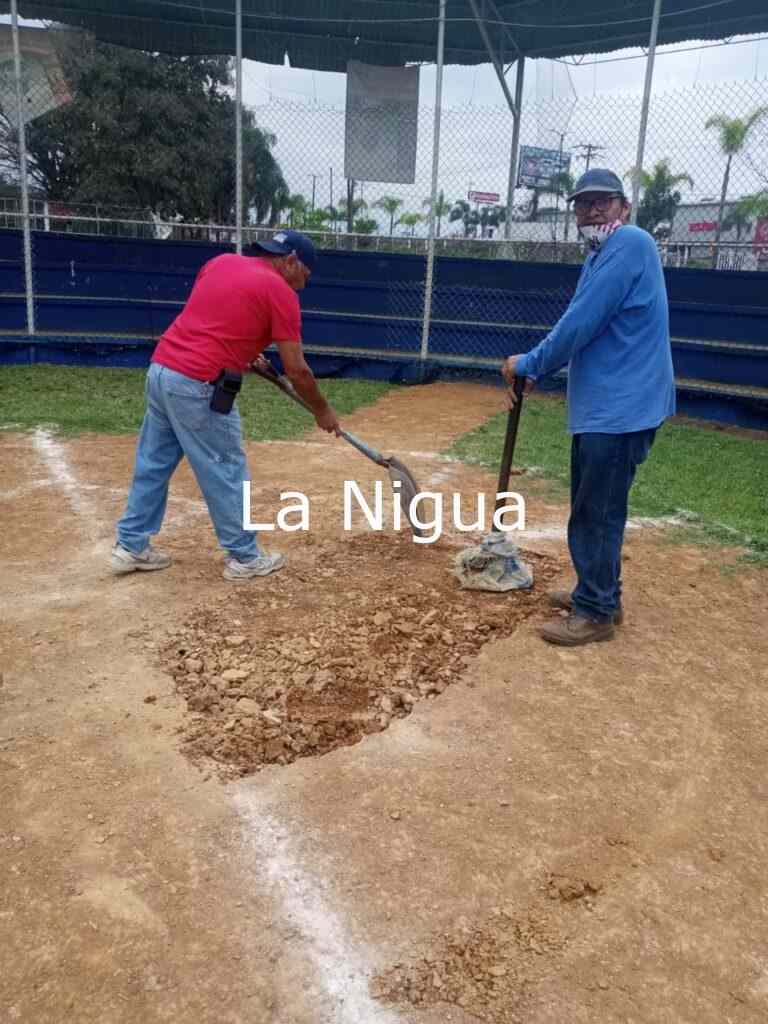 Los ampayers de la 30 apoyan a la Liga arreglando los campos