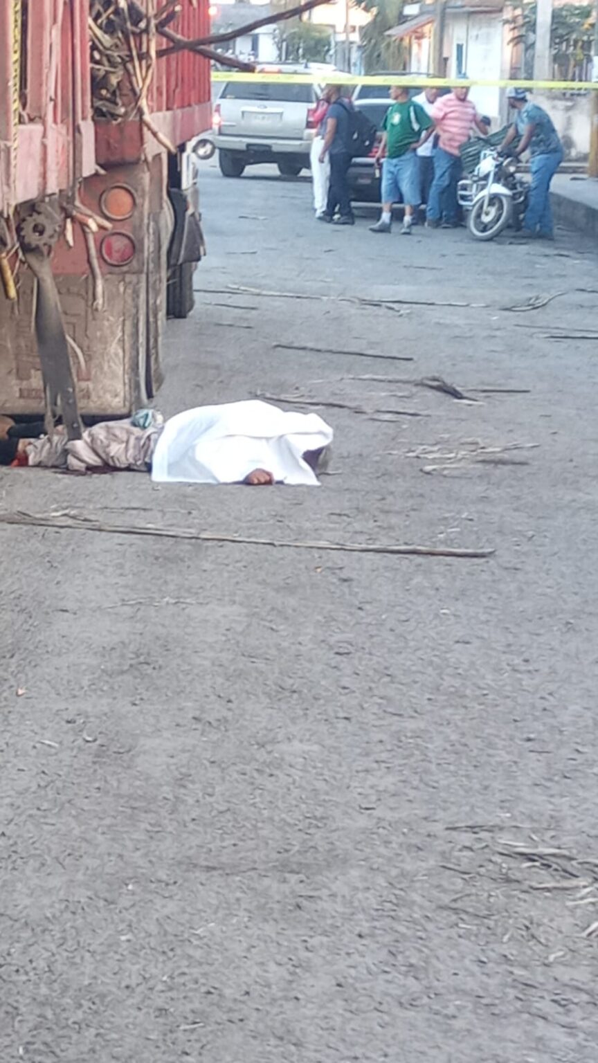 Lo aplasta camión cañero.