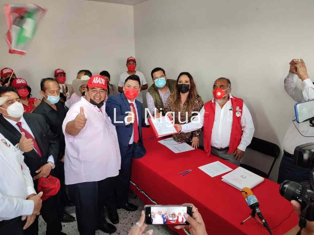 Se registra Roberto Abad como candidato a la dirigencia municipal del PRI de Río Blanco