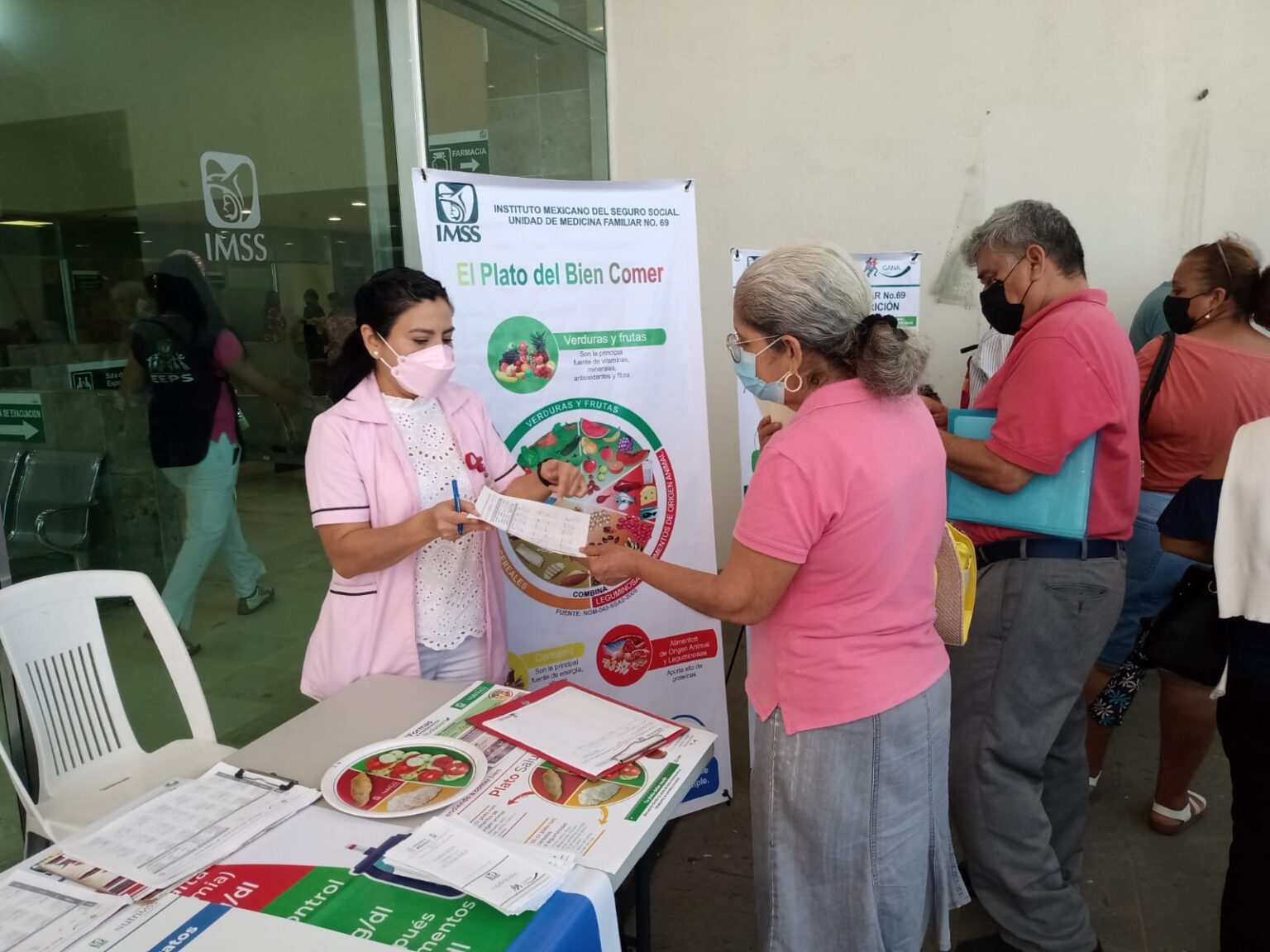 Realiza IMSS Veracruz Sur orientación nutricional durante Triatlón PrevenIMSS