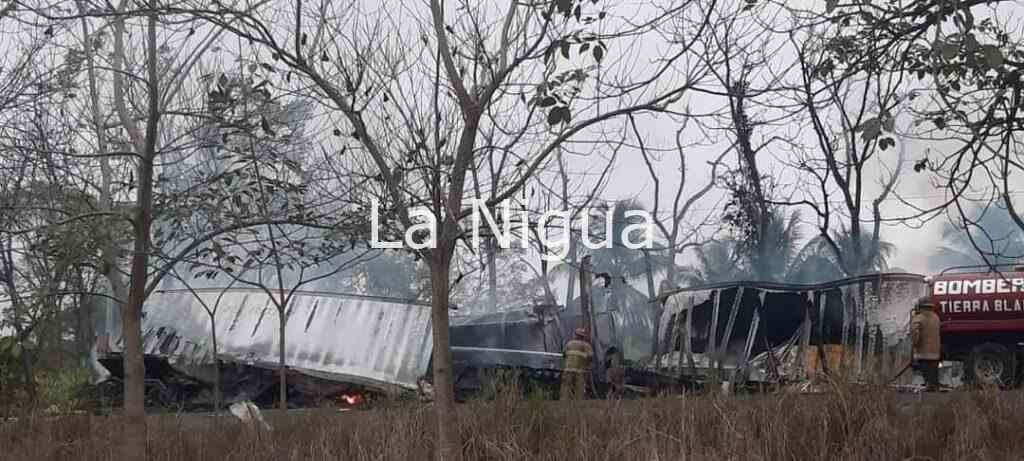 Choque entre tráiler y auto deja tres muertos en Tres Valles
