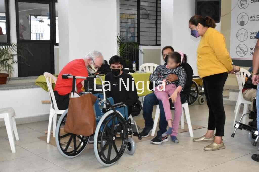 Reciben niños fortinenses sillas de ruedas adaptadas