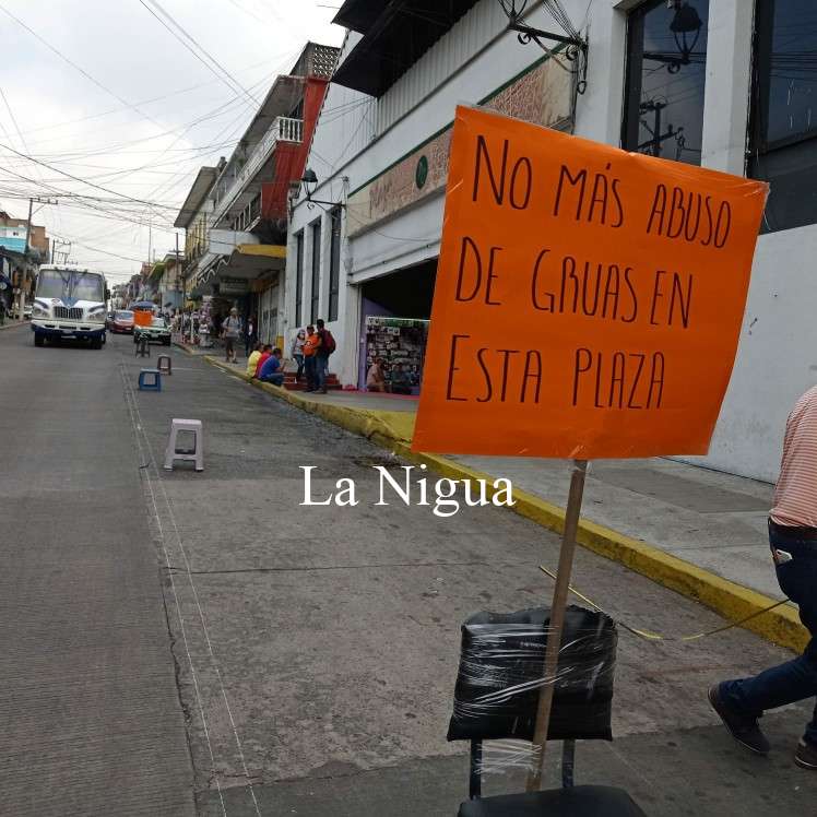 Denuncian abusos de operadores de Grúas en la Plaza Clavijero