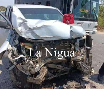 Regidora de Tatahuicapan lesionada en fuerte accidente entre camioneta y autobús de pasajeros