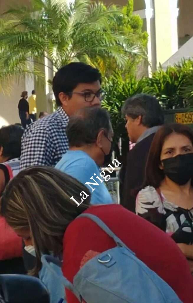 Larga fila de votación de Morena en Córdoba