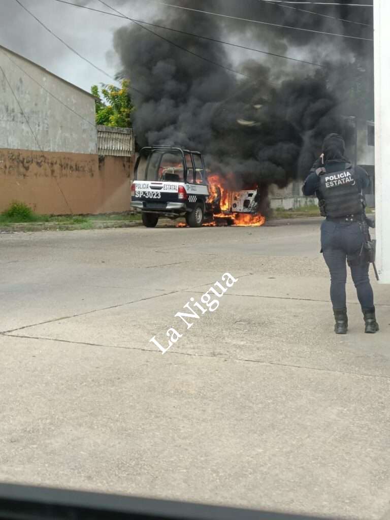 QUEMAN PATRULLAS EN COATZACOALCOS