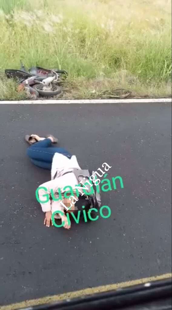 Reportan joven mujer derrapada en su moto en carretera Tepatlaxco- Padelma