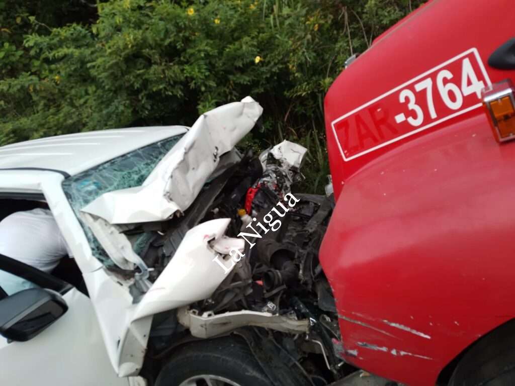 Mujer queda prensada en su auto tras chocar con camión de la Coca