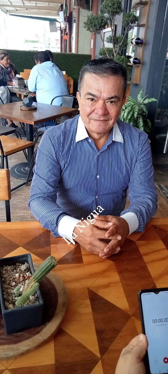 EN UN GESTO ALTRUISTA EL DOCTOR ADRIÁN ARELLANO ENTREGA MOCHILAS A FAMILIAS DE ESCASOS RECURSOS