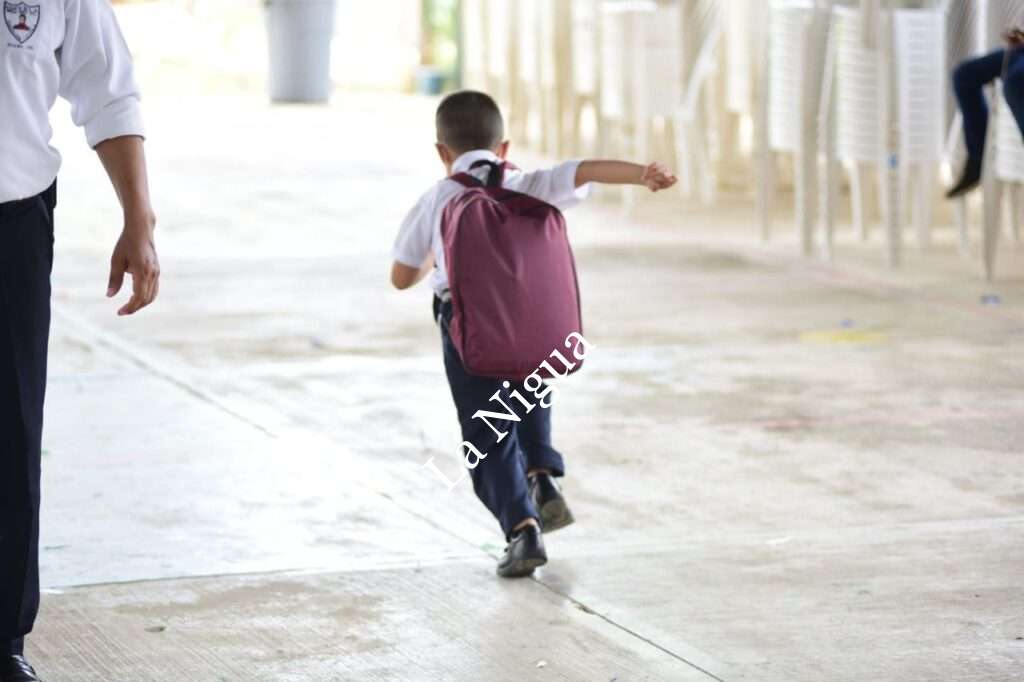 Zenyazen Escobar entrega más de 3500 paquetes de útiles escolares en Chalma