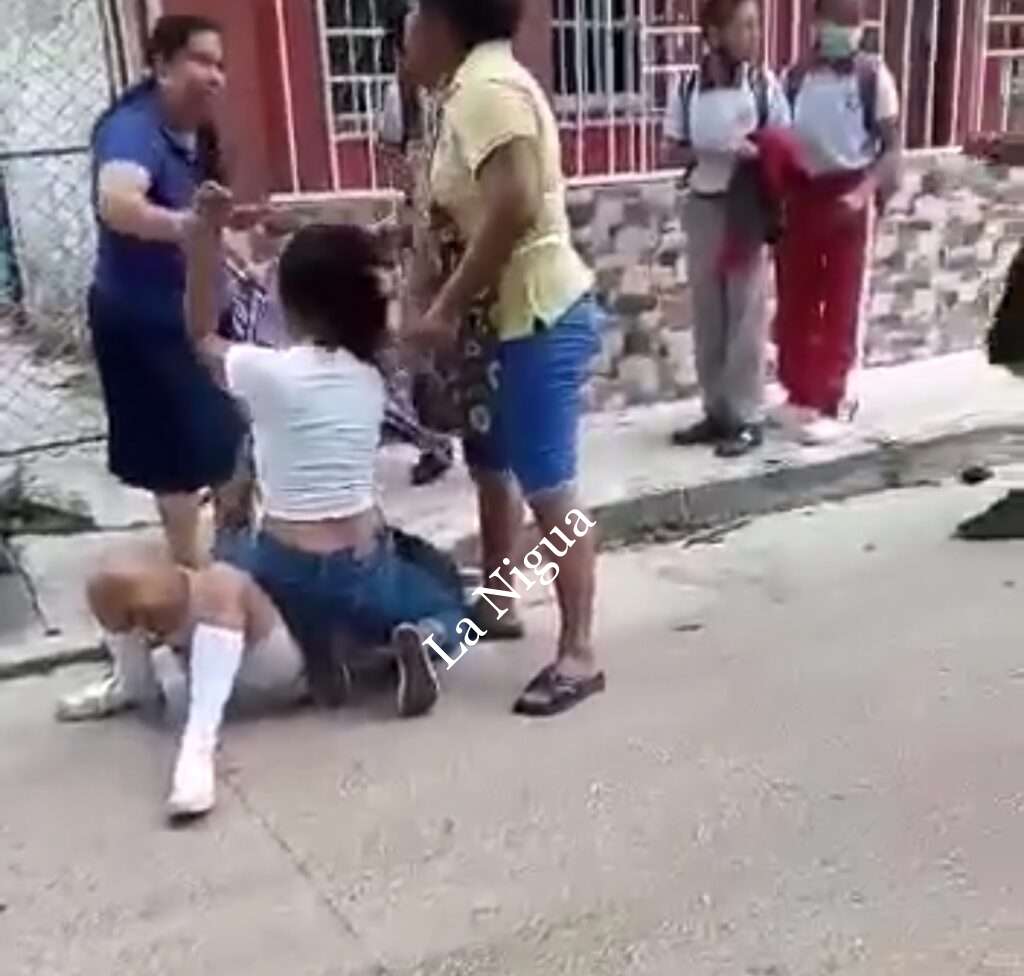 Madre e hija agreden a estudiante de secundaria en Las Choapas