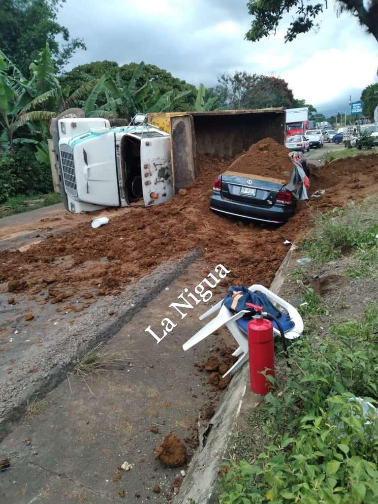 Camión cargado con tierra, sepulta a auto, con cinco personas.