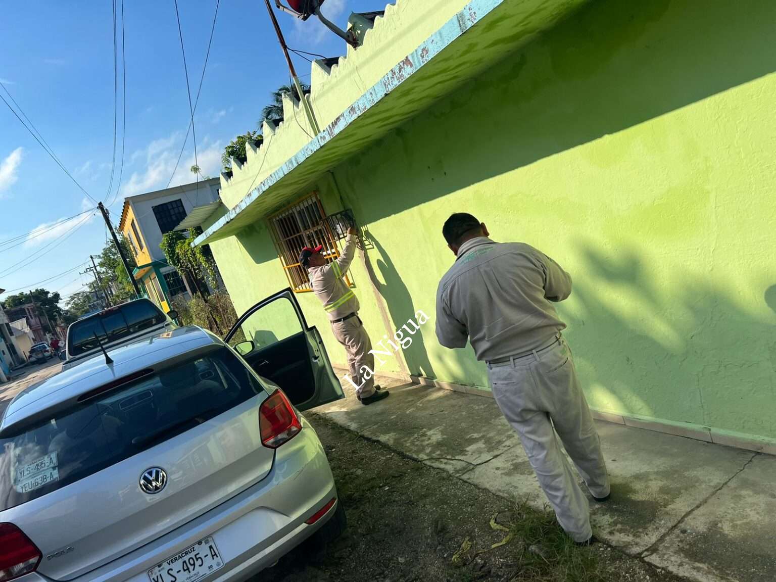 Empleados de CFE llegan en vehículos particulares a quitar medidores en Las Choapas.