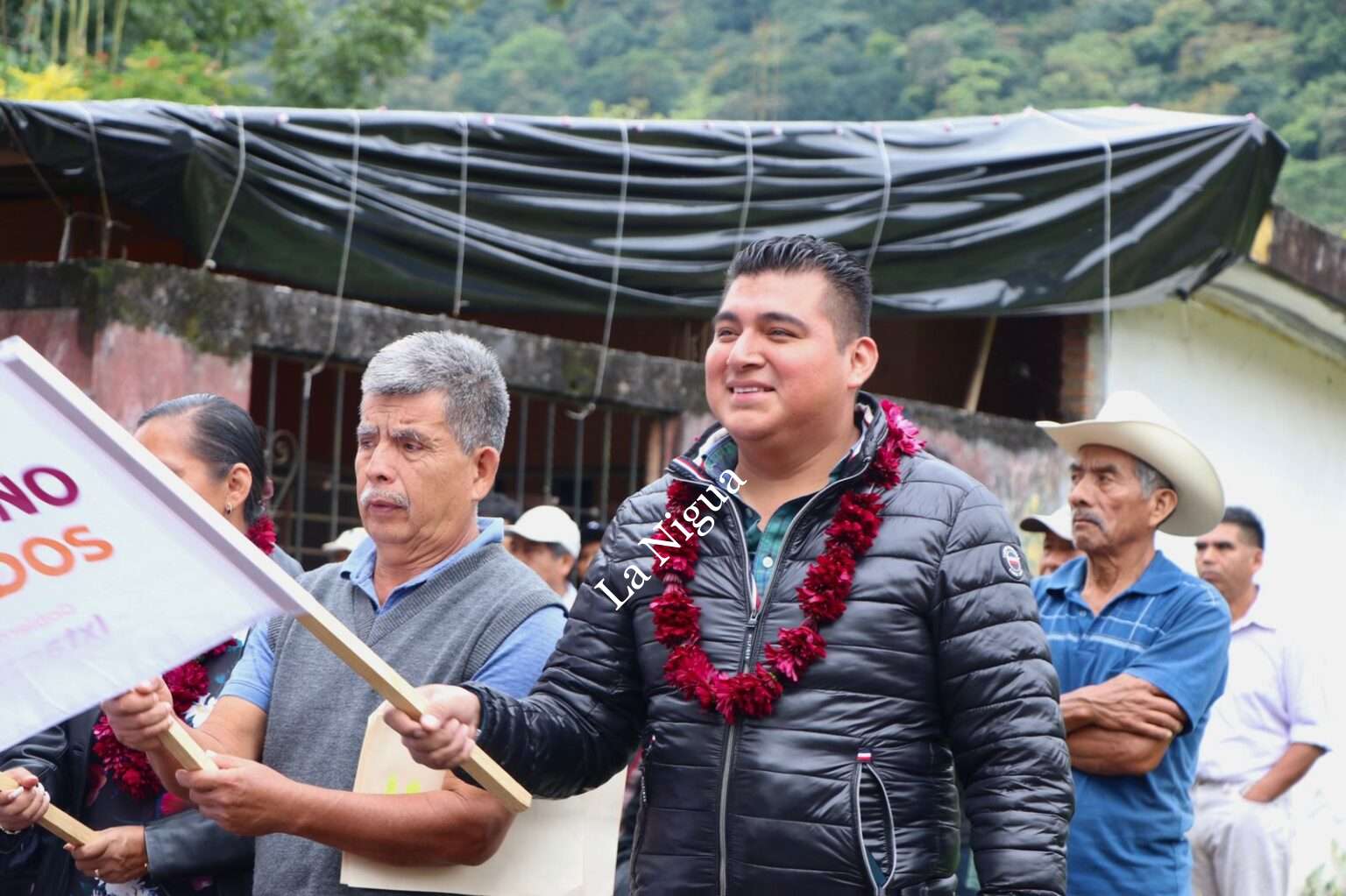 AYUNTAMIENTO DE IXTACZOQUITLÁN DA BANDERAZO HISTÓRICO A INICIO DE OBRA QUE POR DÉCADAS SE SOLICITÓ POR PARTE DE LA CIUDADANÍA.