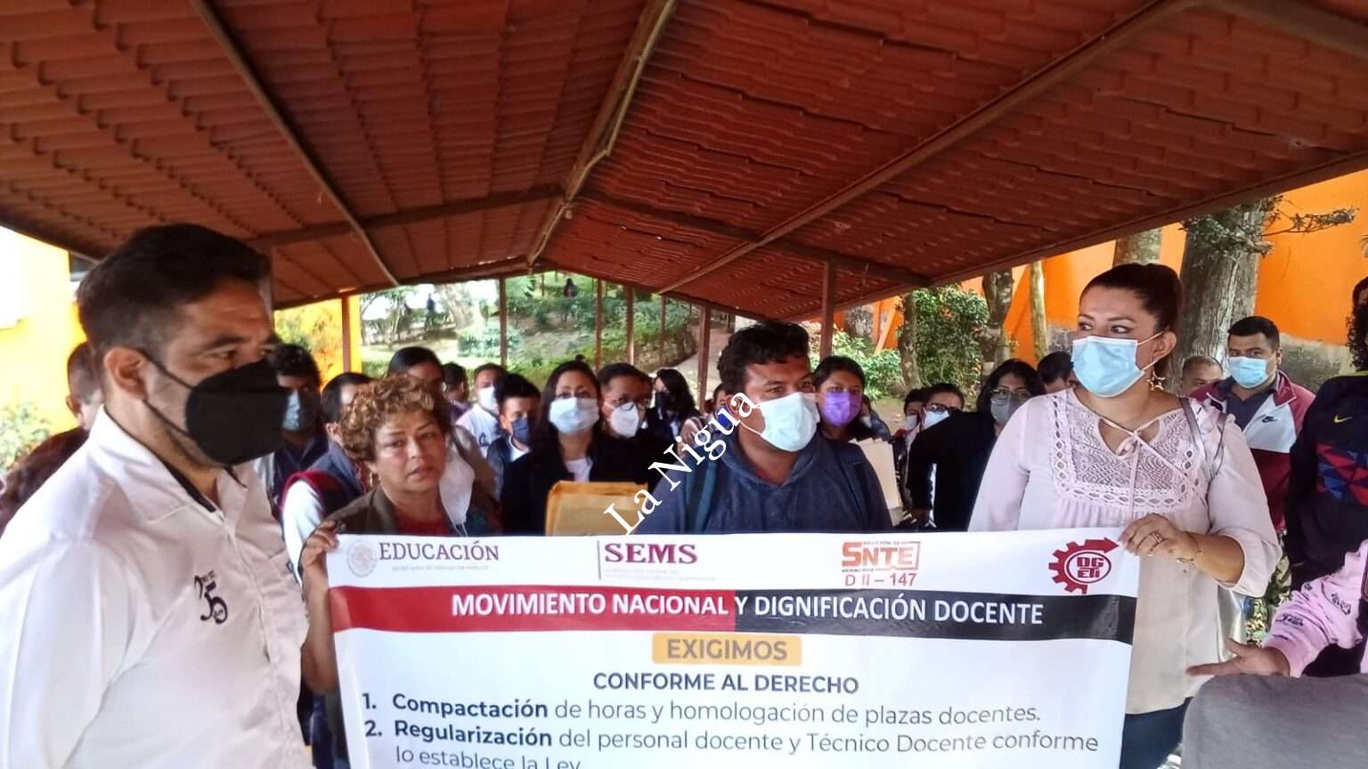 Se manifiestan en la SNTE integrantes
