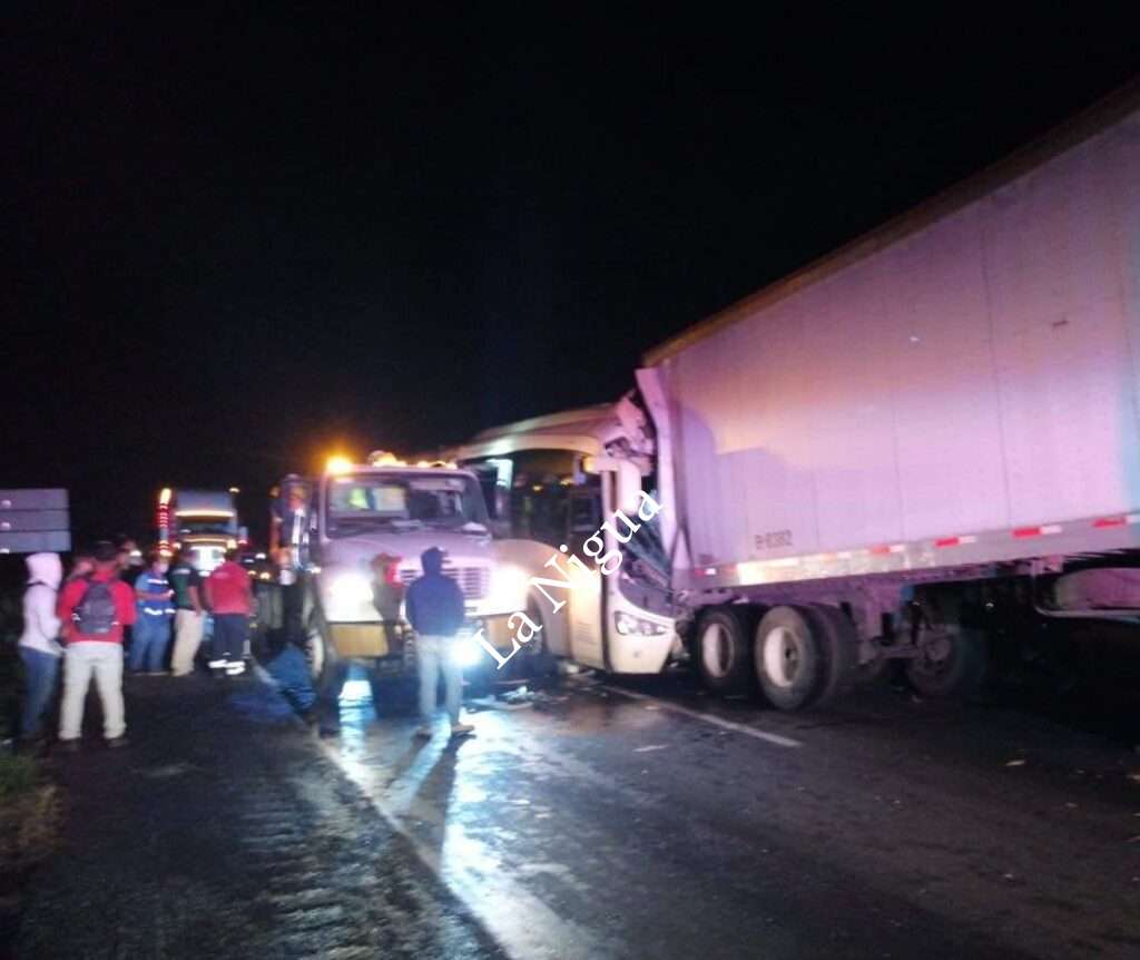 CHOQUE MÚLTIPLE DEJA 7 HERIDOS.