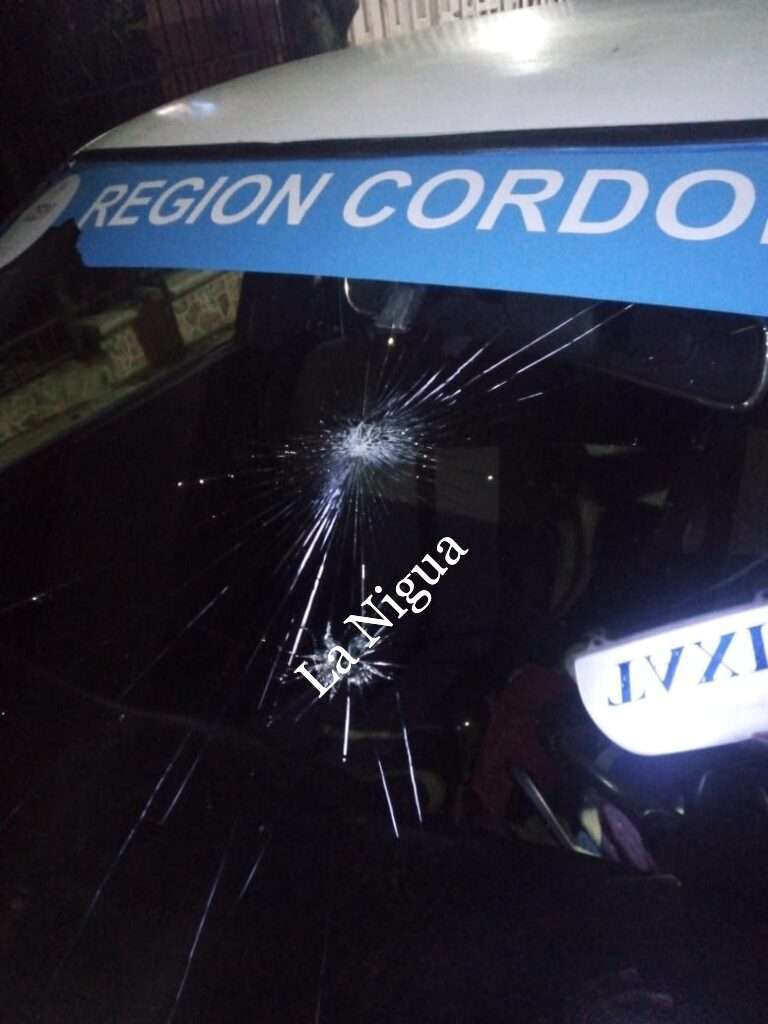 Apedrean taxiss para asaltarlos en la ex Usbi