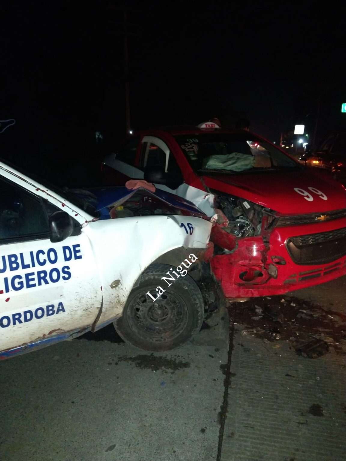 Choque taxi vs camioneta en Gardenias