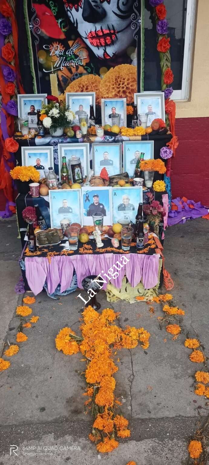 Con altar, honran a policías municipales muertos.