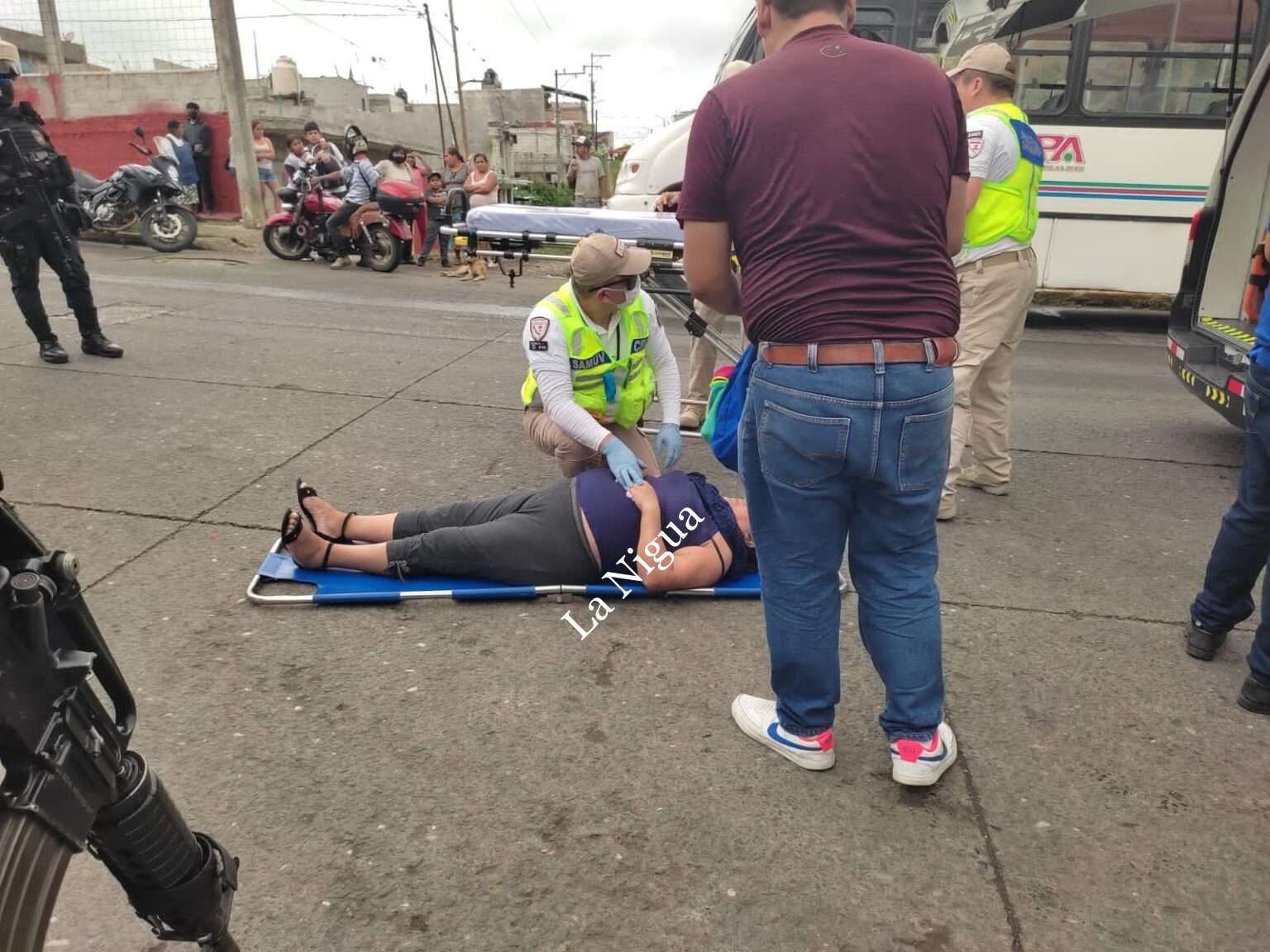 Cae mujer de autobús en la colonia Los Robles