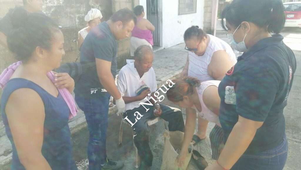 Adulto mayor cae a alcantarilla abierta en Las Choapas
