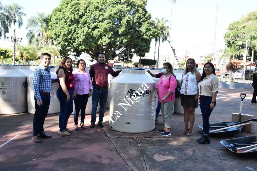 Se benefician 33 personas con tinacos a precio bajo