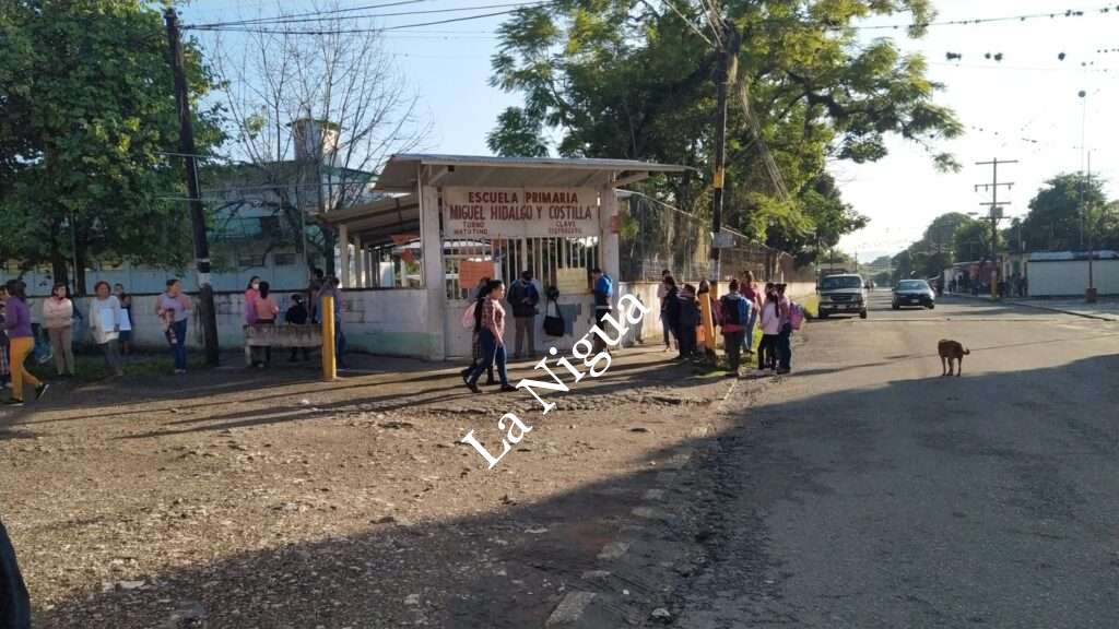 Aplica examen profesora de primero en la calle, ante escuela tomada por profesores. 1 IMG 20221110 WA0027