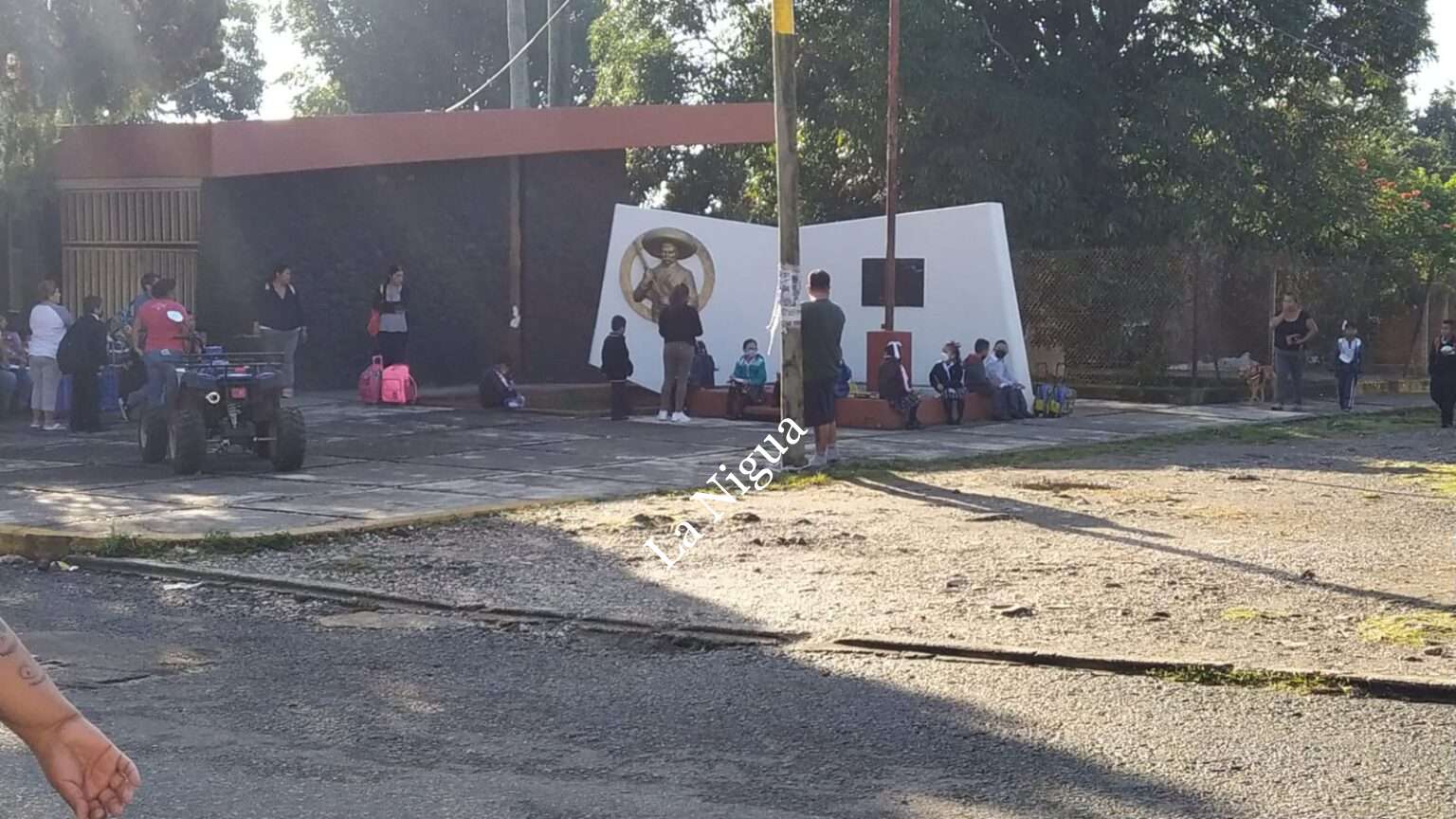 Aplica examen profesora de primero en la calle, ante escuela tomada por profesores.