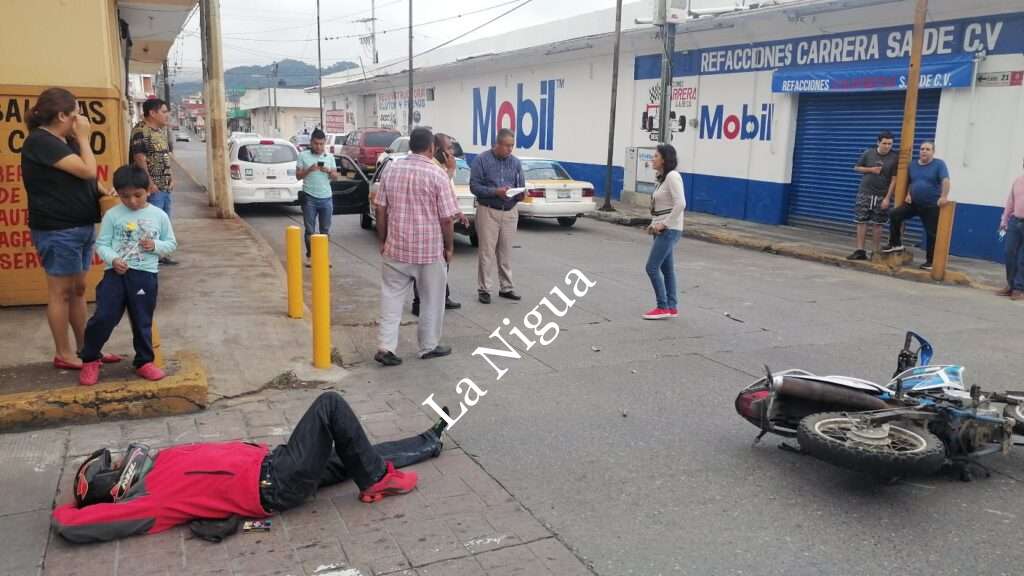 Motociclista causa accidente